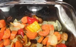Peel the carrots and onions, cut the carrots into half rings, the onion into cubes. Remove the seeds from the red and yellow bell peppers...