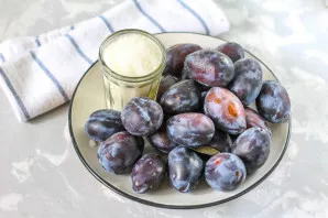 Prepare the ingredients. The recipe uses jars of 0.3 liters and 0.2 liters.