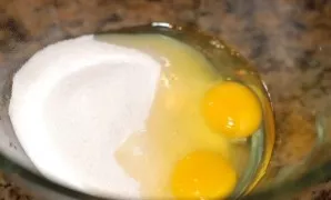 Beat eggs with sugar.