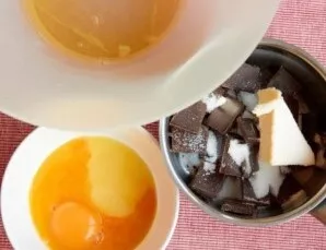 Separate the yolks from the proteins. Put chocolate, butter and sugar crushed into pieces in a saucepan.