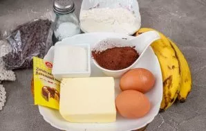 Prepare all the ingredients. Use ripe bananas and adjust the sugar to your taste. If you like your baked goods sweeter, add more sugar.