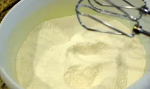 Add sugar, flour, soda, and 0.5 teaspoons of salt to a bowl.