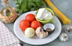 Prepare all the necessary ingredients. Peel the onion and garlic, wash the parsley and tomatoes, dry them with paper towels.