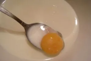 Pour milk and kefir into a bowl, heat to room temperature, dissolve the yeast in the mixture, then add sugar (100 grams) and beat the egg.