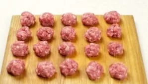 Add a little salt and black pepper to the mince, mix well and form small balls. So that the filling does not stick to your hands, soak yo...