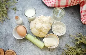 Prepare all the necessary ingredients. Wash and dry the vegetables.