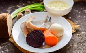 Prepare the ingredients. Boil beets, carrots and eggs in advance. Marinate the onion in vinegar and water - in the same proportions.