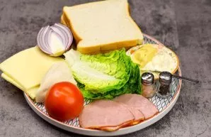 Prepare all the necessary ingredients. The day before that, boil the chicken fillet in salted water for 25 minutes.