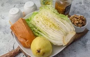 Prepare all the ingredients. Instead of smoked chicken fillet, you can use any other part of the chicken. Choose ripe and juicy pears.