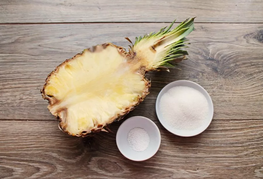 Prepare all the necessary ingredients for making the compote. Wash the fruit thoroughly and dry.