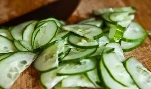 Wash the vegetables and dry them a little. Cut the cucumber into thin slices.