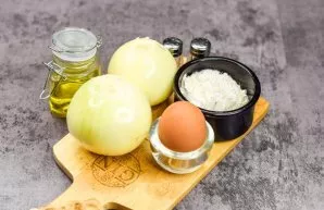 Prepare the ingredients: onion, flour, egg, butter and salt.