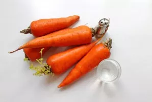 Prepare all the necessary ingredients for the preparation of carrots.