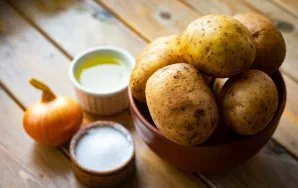 Prepare the necessary ingredients. Peel and wash the potatoes. Peel the onion.