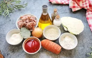 Prepare all the necessary ingredients. Peel and wash carrots and onions.