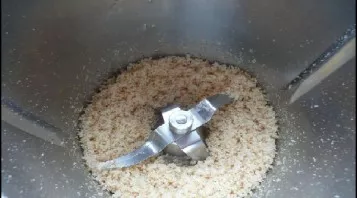 Grind the bread and garlic with a blender.