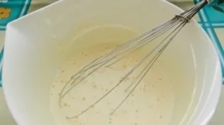 Preparation of biscuit dough. Beat 3 eggs and 90 grams of sugar into a fluffy foam.