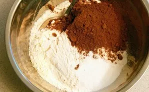 Lets start with the dough: mix flour with cocoa and baking powder.
