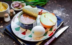 Prepare the ingredients. Boil the egg in advance.