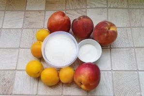 Prepare the ingredients for making jam.