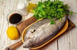 Prepare all the necessary ingredients. Choose fish of about the same size so that they fry at the same time.