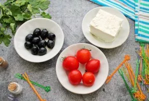Prepare all the necessary ingredients. Drain the liquid from the olives, wash and dry the cherry tomatoes.