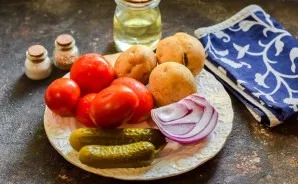 Prepare all the ingredients. Pre-boil the potatoes with peelings, cool and peel.