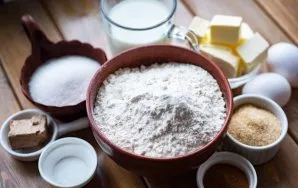 Prepare all the ingredients. Heat the milk slightly in a saucepan over low heat, to a temperature of 35-38 degrees.