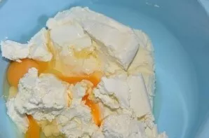 This recipe for a delicious casserole is quite simple. Immediately beat the cottage cheese and eggs until smooth.