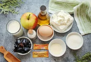 Prepare all the necessary ingredients. Wash and dry the apples, pour the plums with hot water for 5 minutes. Then rinse and dry the plums.