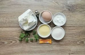 Wash and dry the mint sprigs.