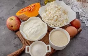 Prepare all the ingredients. For casserole, choose dry cottage cheese. Sour cream, if desired, you can replace it with kefir, yogurt or o...
