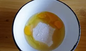 Mix eggs with 2/3 cup of sugar and vanilla sugar. Beat everything until smooth.