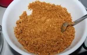 The basis of the cake will be cookie crumbs. Grind cookies in a blender. Melt the butter.