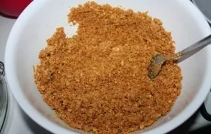 The base of the cake will be cookie crumbs. Grind the cookies with a blender. Melt the butter.