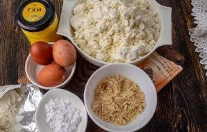 Prepare all the ingredients necessary for the casserole. I used cottage cheese with a fat content of 5%.