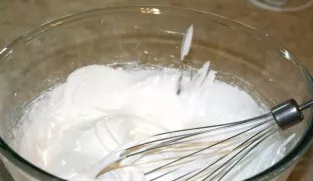 Separate the whites from the yolks. Beat the whites with 75 grams of sugar until foamy.