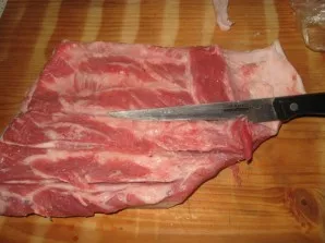 We take pieces of pork. I usually cut off the edges so that they are smooth. Some remove the cuticle (to taste).