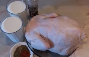 Lets prepare the necessary ingredients. First you need to prepare the hen, eviscerate it, wash it and dry it with towels.
