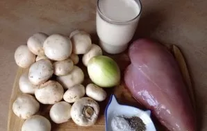 Prepare all the ingredients. Strain, wash the mushrooms and onions.