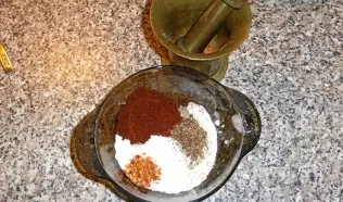 Wash the wings, remove the tips. Cut the wings at the joints. In a bowl, mix the flour, cornstarch, salt and pepper.