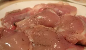 Rinse the thighs, dry them and rub them with spices to taste.