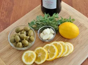 Prepare all the ingredients. Cut one lemon into slices, wash the thyme.