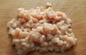 Rinse and dry the chicken fillet, then remove all the films and cut the meat into small pieces.