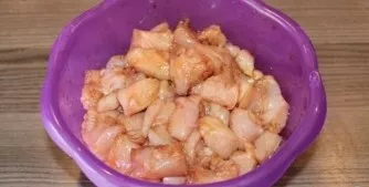 Both chicken breast and chicken thigh fillet are suitable for this dish. Cut the fillet into small pieces, put in a bowl and pour soy sau...