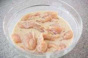 Mix buttermilk with soy sauce and marmalade. Add chopped chicken pieces to the mass. Leave for half an hour.