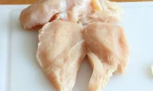 Wash the meat, cut each fillet lengthwise into 2 parts.