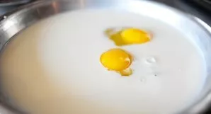 In one bowl, mix the milk and eggs, in the other - flour and spices. Put the meat in a separate bowl.