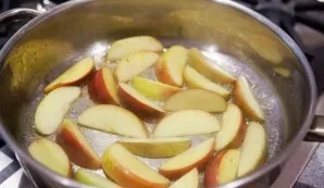 Rinse and dry the meat, then rub it with salt and leave for 20-30 minutes. Meanwhile, cut the apples into slices. Heat the pan with 2 tab...