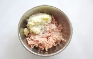 Grind chicken fillet, onions and apples.